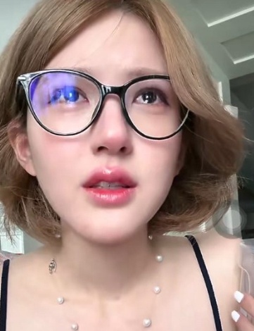 8月5日，赵露思直播哭了，她没词了！
直播第三天，扁喉体发炎，还在继续，她说公司