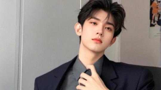 竹马脖颈现我牙印那夜，温顺六年的小奶狗男友突然发了疯...