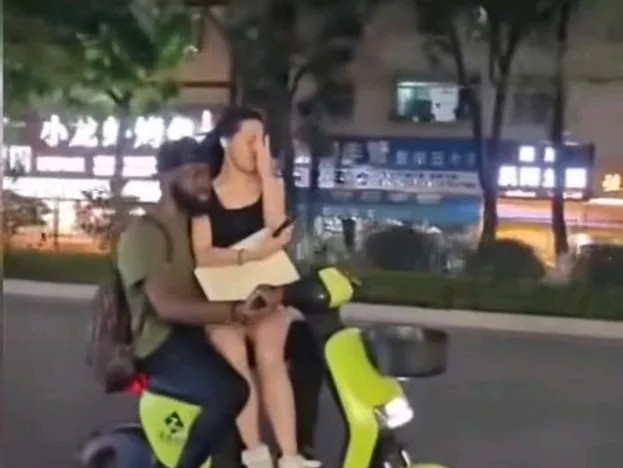 姑娘，黑人这么有魅力吗，血统的纯正可是靠你们啊！
