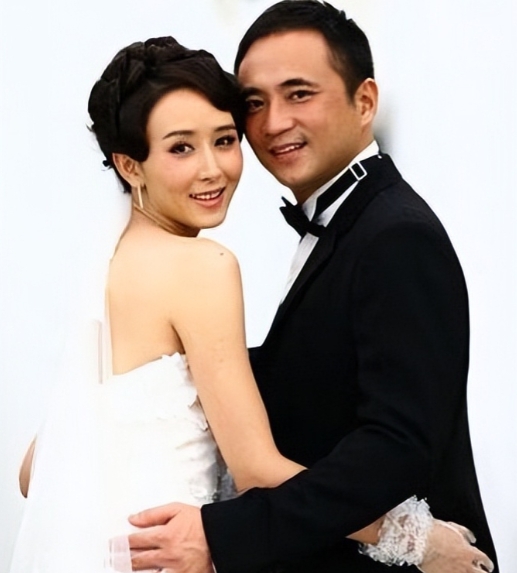 2005年，大马富豪朱兆祥向女演员胡静求婚。胡静说：“你大我12岁，咱们不合适。