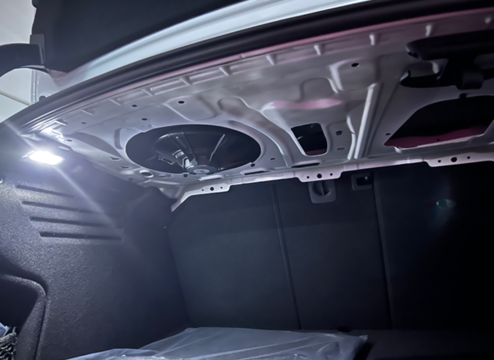 A4后备箱内部上面，豪华动感上面居然是裸漏的、大家的也是这样吗？

