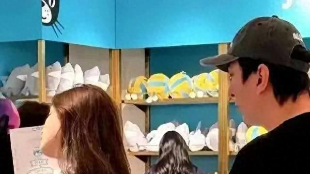 王思聪和懒懒现身伦敦购物，全程提东西付款好绅士 女友脸好小好