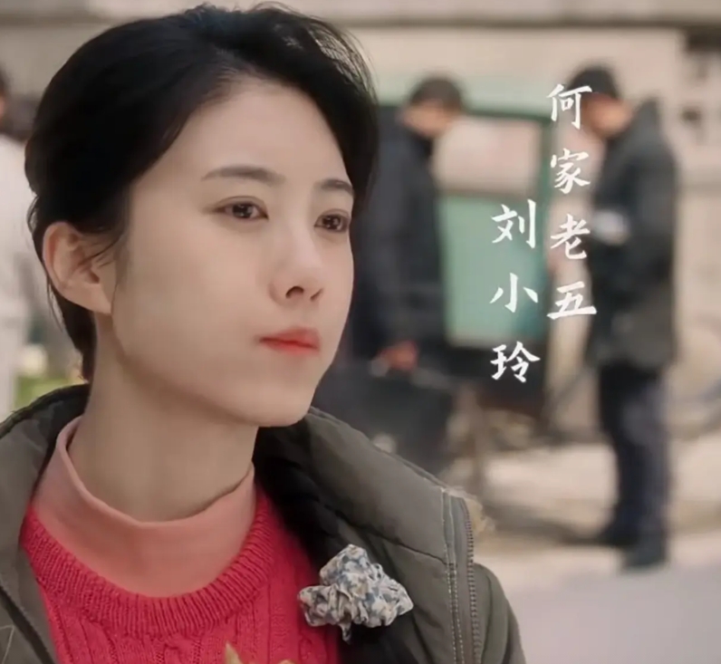 演员曹斐然说，我发现那个年代父母都偏心老小，随妈姓也不受待见，很多观众说，一开始