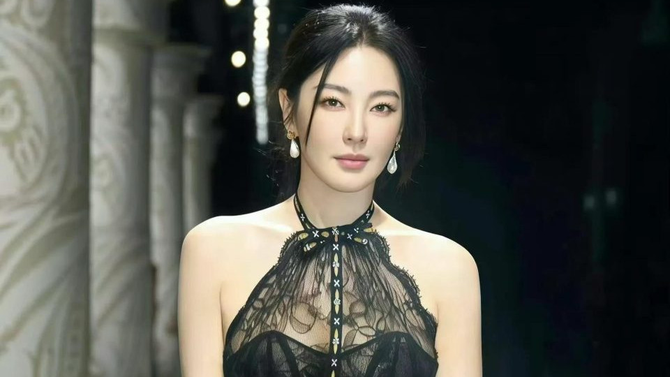 张雨绮：身着黑色蕾丝连衣裙，姿态优雅，绝美的存在！