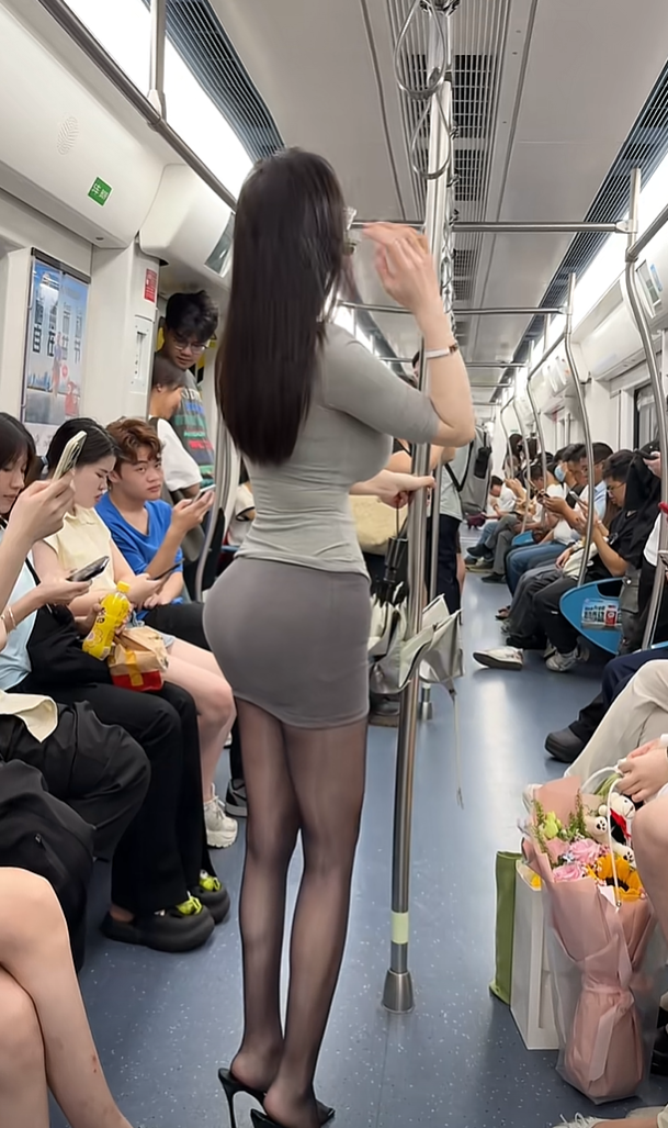 好多女的在笑。男的在偷看