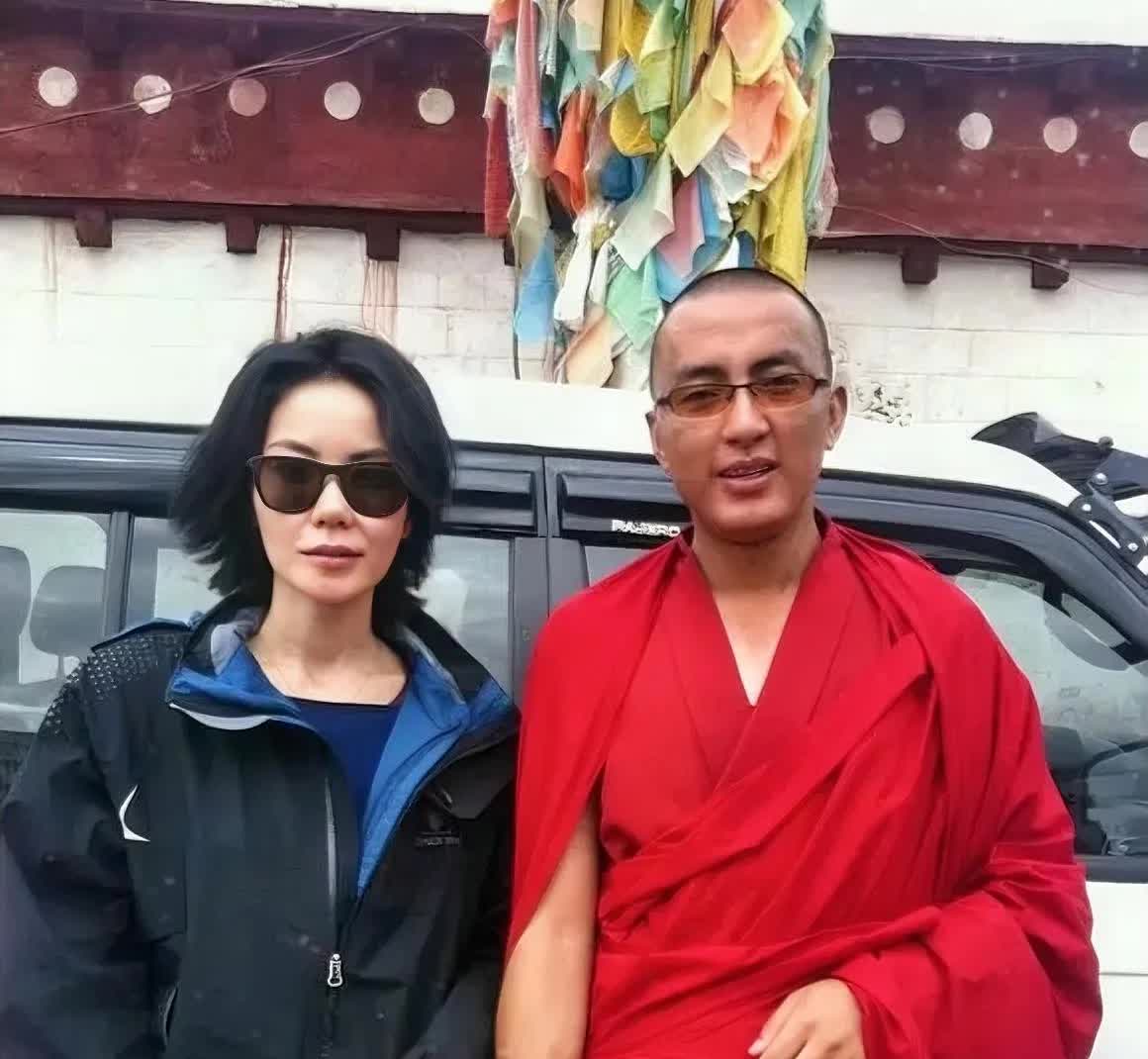 歌手王菲的西藏之旅，一一与喇嘛近距离合影。