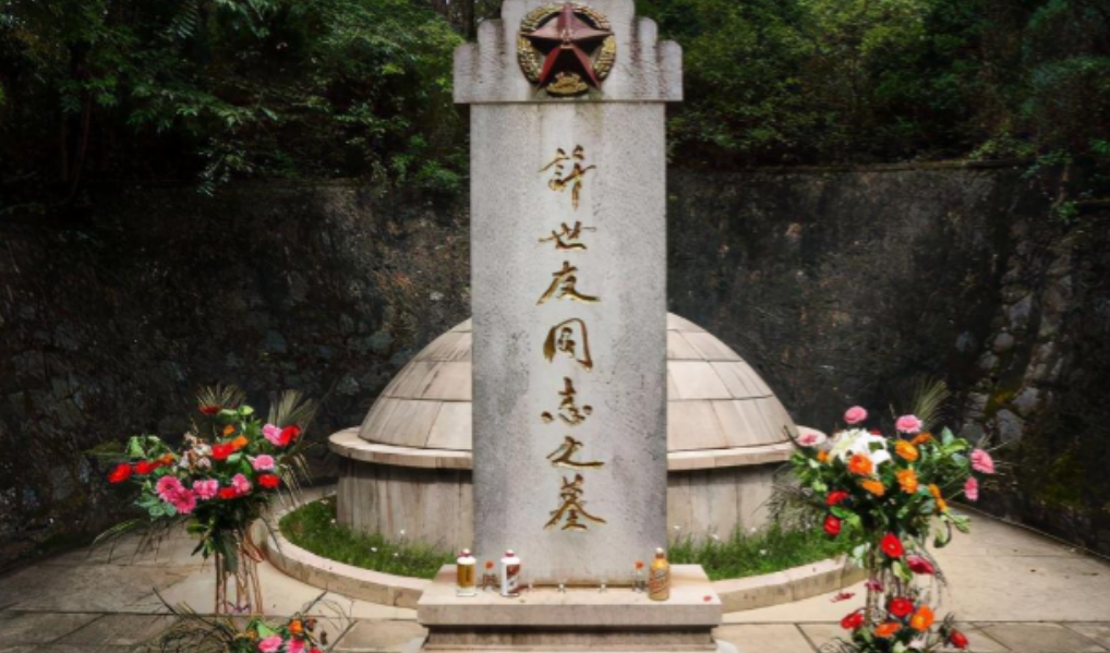 许上将是一位战神，也是一位酒神。他与别人在一起喝酒时，有个规矩：每宴，必先自己满