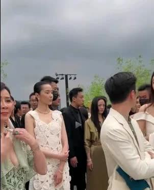 哈哈刘嘉玲这点小心思，
看镜头来了，
赶紧把胸前那块布头给撩开，
大大方方