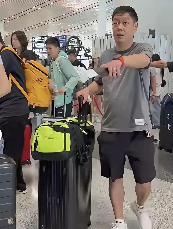王励勤的这波操作让人有点看不懂，
横滨冠军赛让马琳一人带领女队，
这次瑞典大满贯