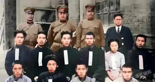 1933年寒冬，哈尔滨十位抗日义士拍完这张合影，旋即被拖往刑场集体枪杀，成为留在