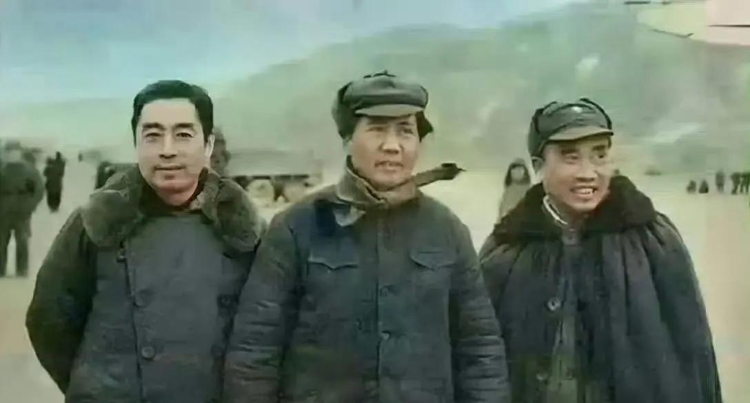 请停留3秒，第一个赞留给三位伟人[赞][赞][赞]
《沁园春·咏主席旌旗烈》  