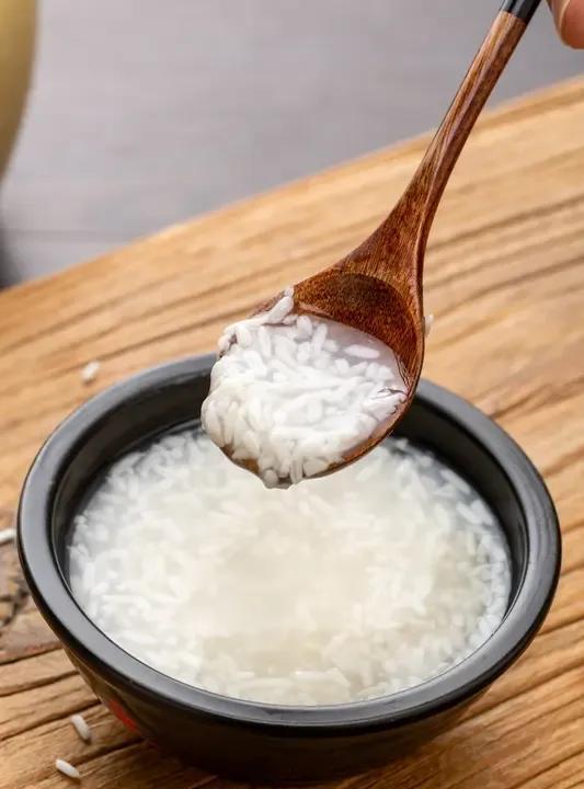 超市卖的米酒为什么不好吃，只有甜味没有酒香味。
秘密就是，酒汁已经被抽走了。
我