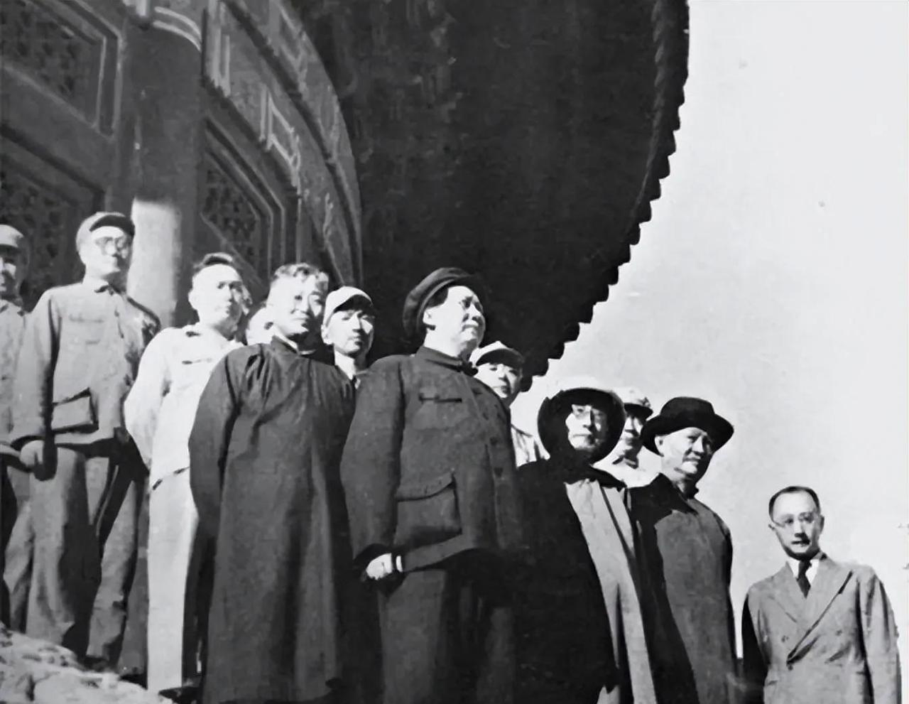 1949年9月，毛主席与大清官员游赏天坛时，突然问道：“张老做过前清的翰林学士，