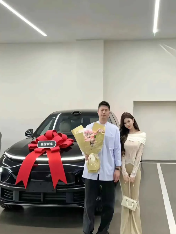 这女的身材劲爆！美中不足就是耳朵有点儿问题
