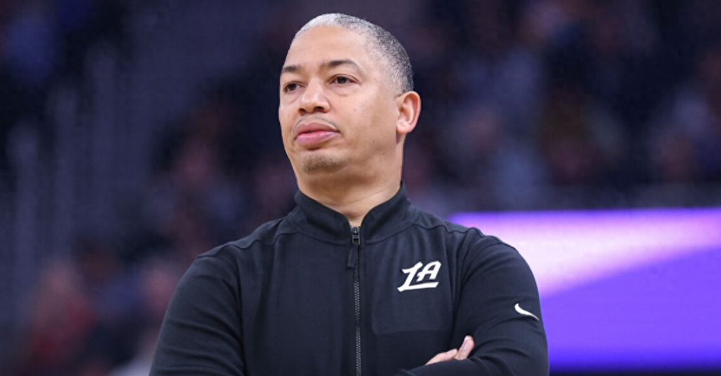 快船主场不敌太阳。
在此役落败之后，快船已经遭遇四连败。开季3胜6负的他们，如今