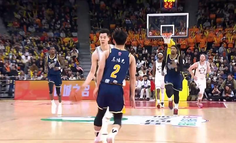 郭昊文半场轰19分多次打成2+1，徐杰8分5助攻，广东男篮半场领先南京13分！北