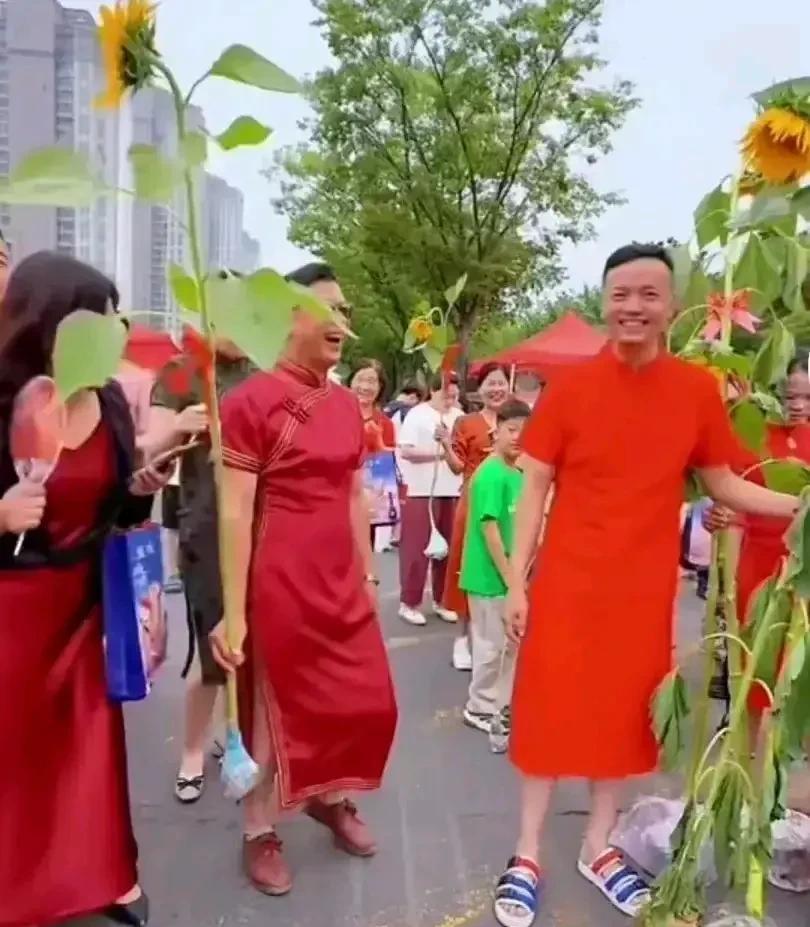 高考结束后，考生一般都是这样子的！
一，让爸爸妈妈买一个好手机，而且不要便宜的。