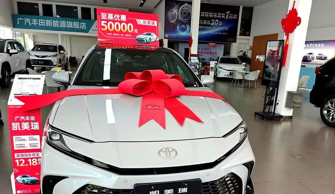钢板变薄，命还能厚吗？

2025年，凯美瑞八代被老车主捧成“开不坏的坦克”