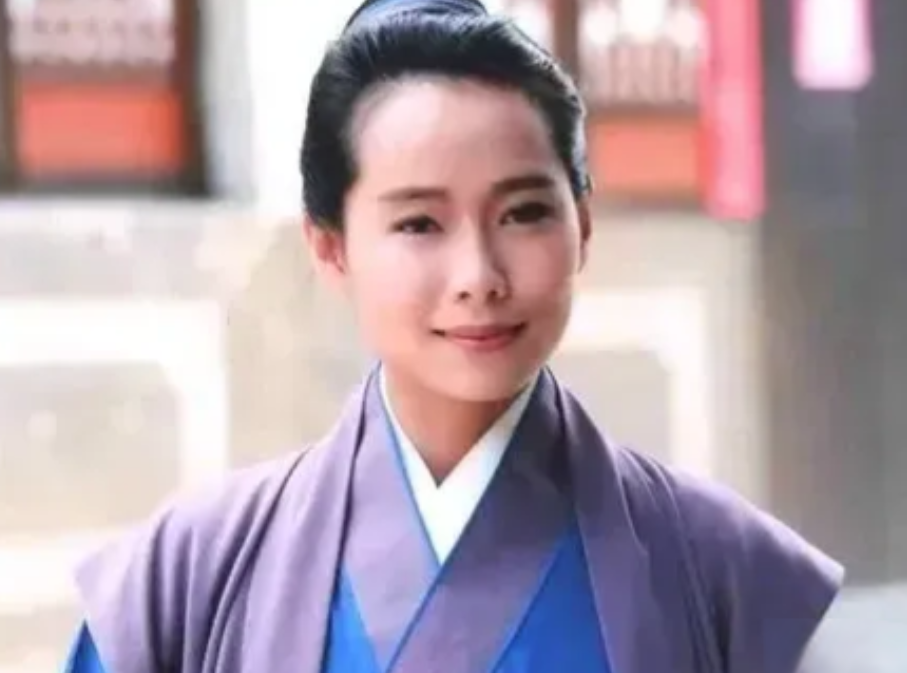 筹拍《新白娘子传奇》时，导演邀请叶童出演许仙，工作人员不解:“找个男的演不行吗？