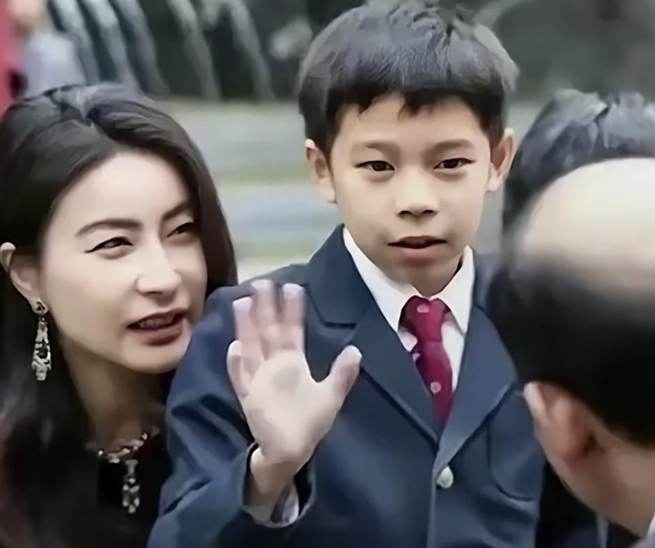 豪门小说短剧都不敢这么写拍！
超自律的妈妈，超行动力的爸爸，一整个资源的后台……