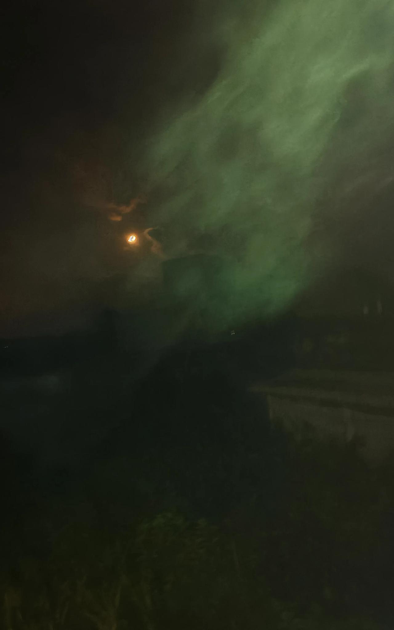 万籁俱寂，漆黑如墨，尽染苍穹。天地如一幅未干的古画，洇染出深沉的黑。我倚窗而立，