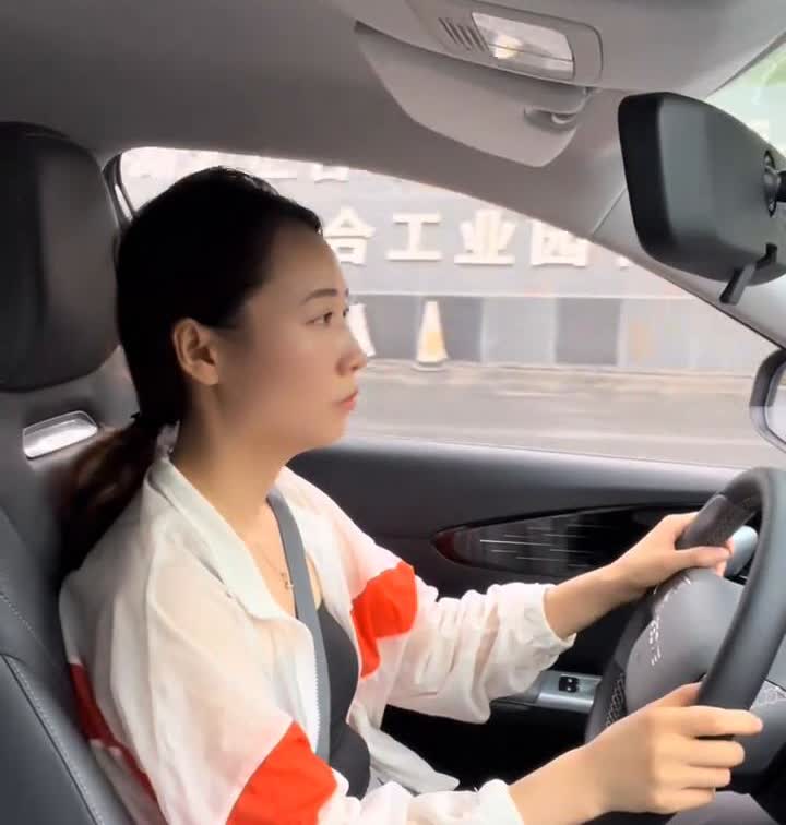 新手开车，开车笑容都少了。
本来以为有了车就可以想去哪就去哪，等有了车才发现车
