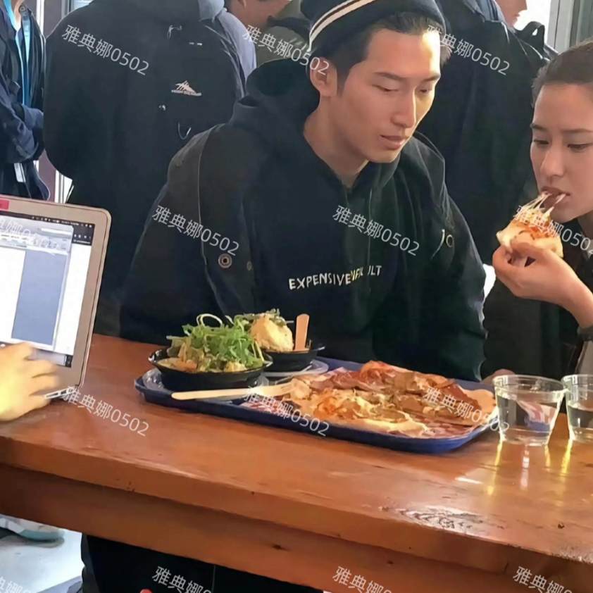 豪门千金与贵婿也吃平价小店，还跟别人拼桌，何超莲直接用手拿披萨大快朵颐，窦骁不知