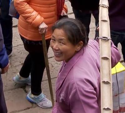 女人做挑夫17年养活3个孩子，却被全村人排挤，连丈夫的哥哥都对她厌恶至极，公婆对