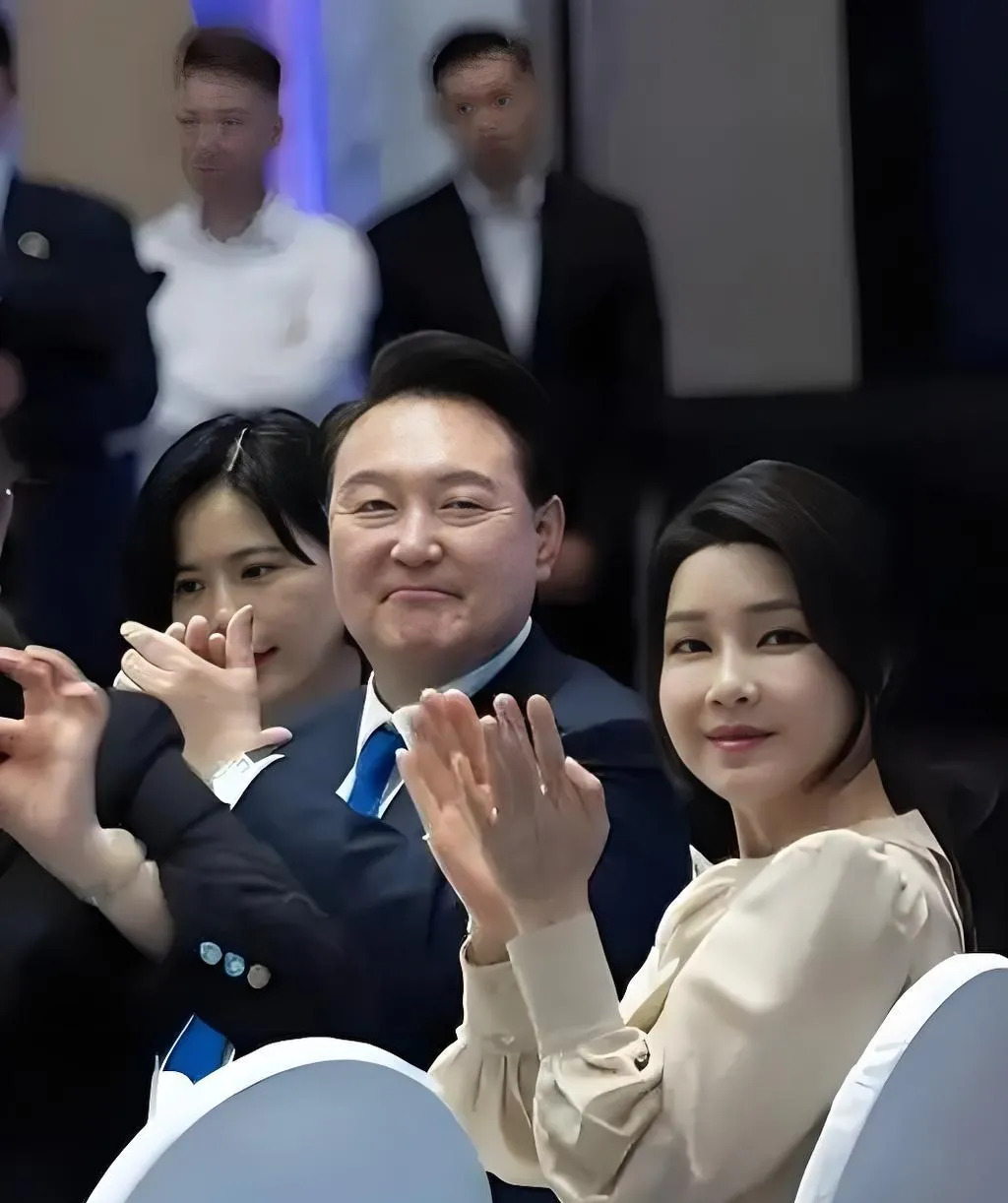 李在明要送尹锡悦夫妇进监狱











---










