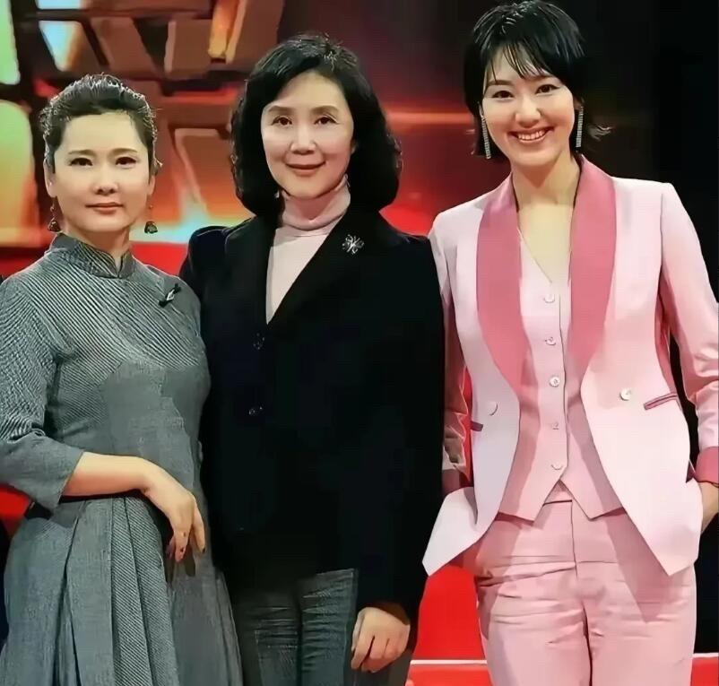 62岁的何赛飞即使什么也不做，就这样微微一笑，给人有种岁月美好的感觉，她会唱越剧