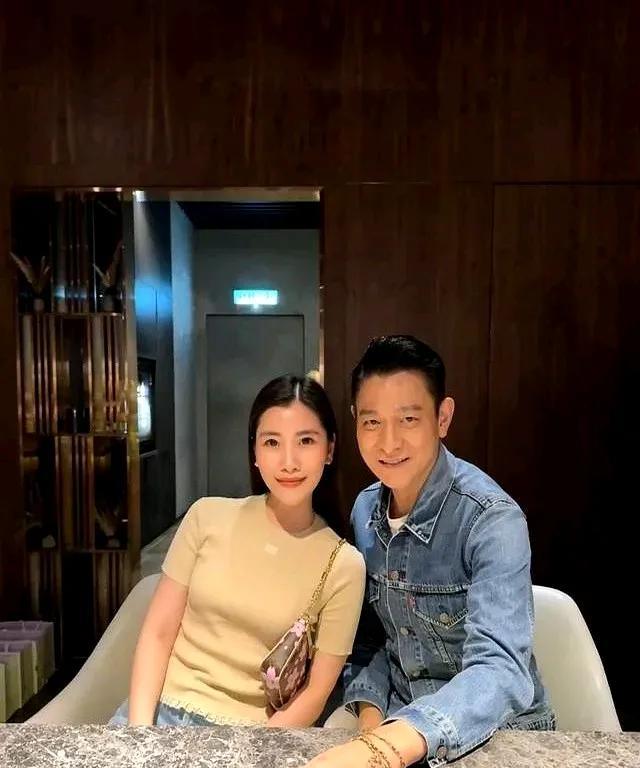 刘德华最近又因为陪妻子朱丽倩回马来西亚娘家探亲登上了热搜。这次行程不仅让他与豪门