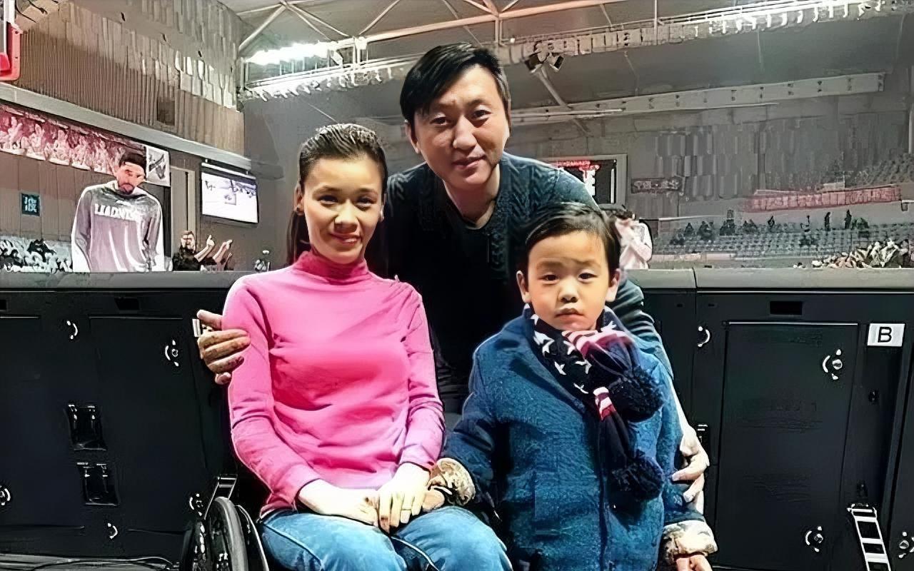黄健桑兰夫妇与儿子在一起的亲情合影