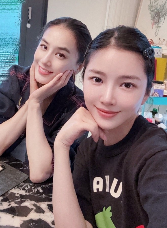 杜淳老婆晒与黄圣依合照，42岁圣依状态超绝，俩辣妈素颜同框美出天际
 
近日，杜