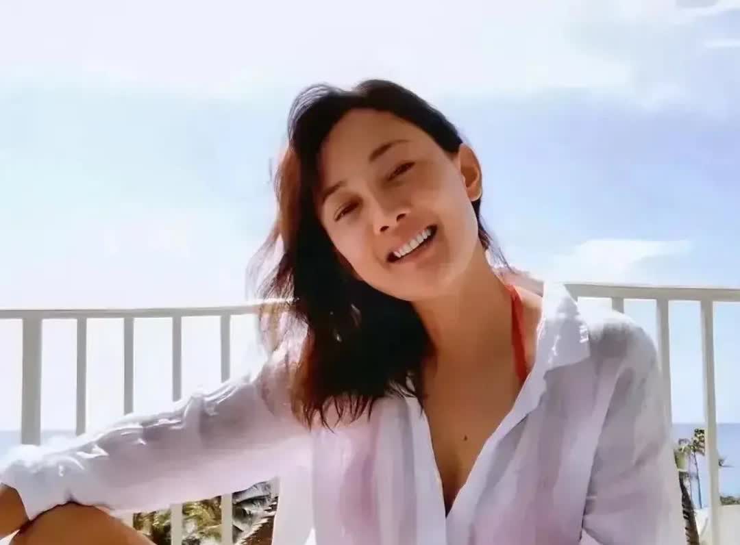 她不知道是多少人的梦中情人，年过50风姿绰约，一笑百媚，冰肌玉骨，从射击冠军到女