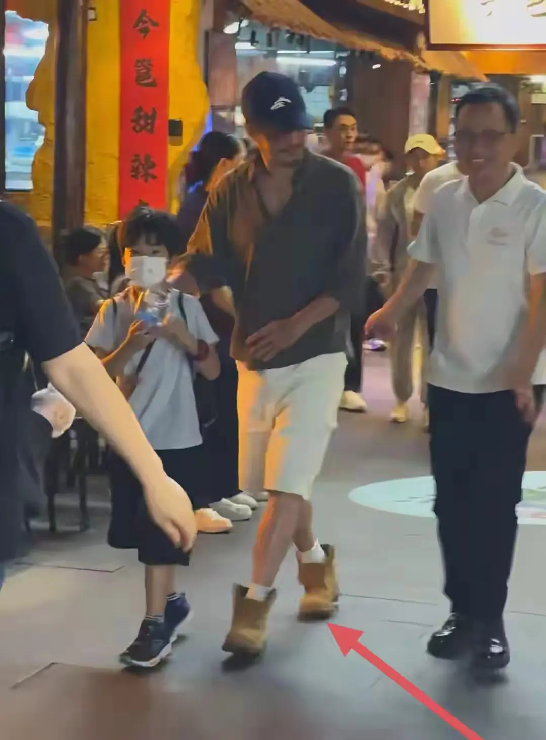 吴京大夏天穿着棉鞋不热吗？

