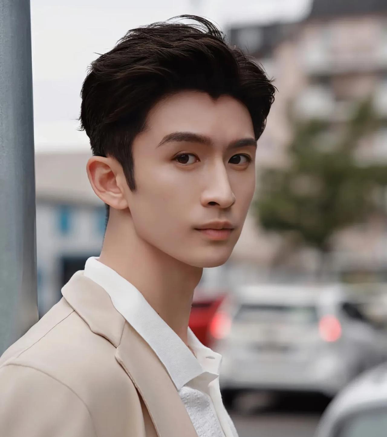 张云龙和高伟光都是嘉行传媒旗下较为知名的男艺人，在演艺事业上各有发展，财富状况也
