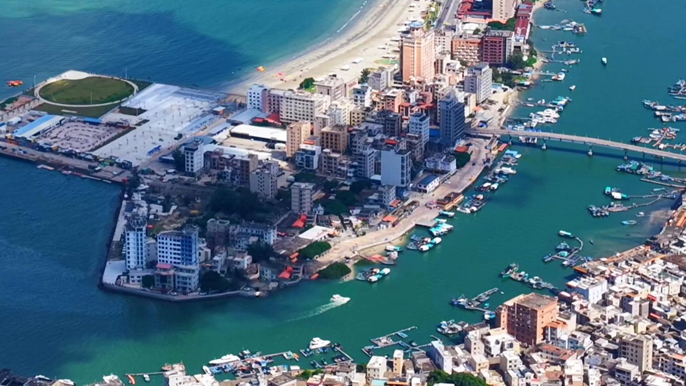 双月湾：一半澎湃惊涛，一半温柔碧波的海岸奇观
