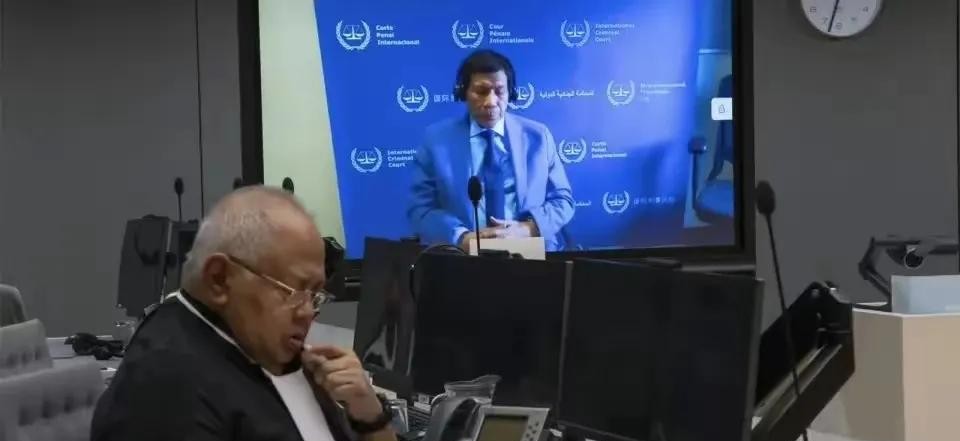 杜特尔特被捕受审律师曝黑幕





老杜这回摊上大事了！前脚刚回菲律宾，后脚就