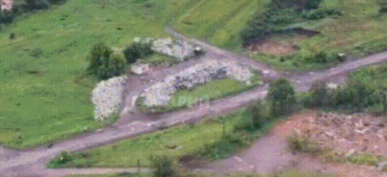 苏梅地区，俄军侦察无人机在尤纳基夫卡发现乌军堆放在村庄附近的大批混凝土反坦克锥（