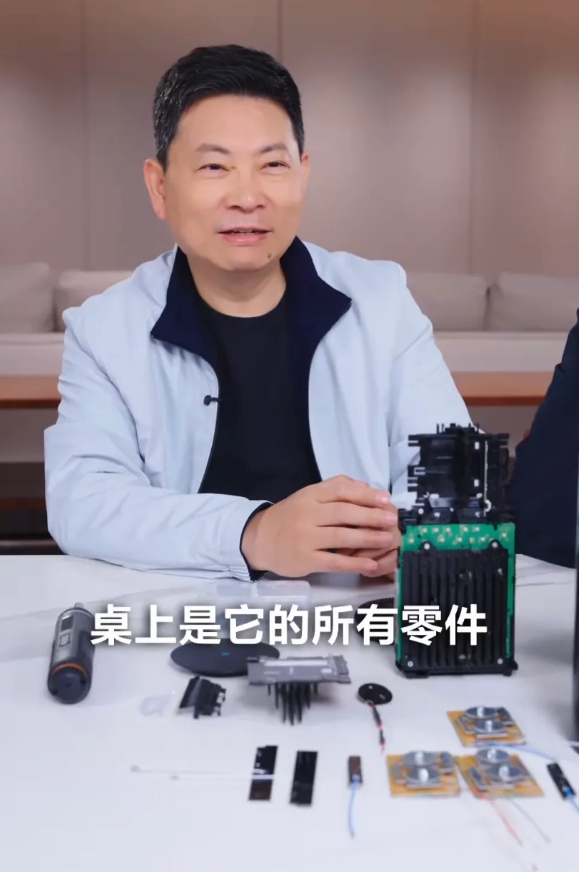 余承东这人有点东西的，不在一线多少年了，手还是这么巧，拼装速度快过一线工程师。