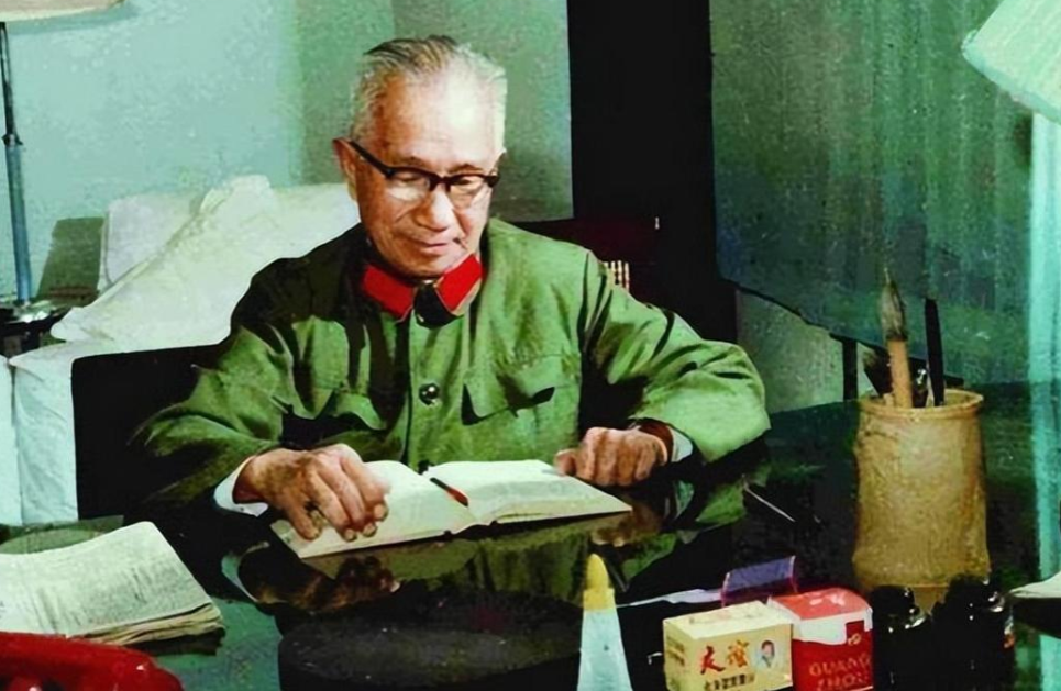 1924年11月，中央首次设立中央政治局，至此政治局成为党内最高决策层。新中国成