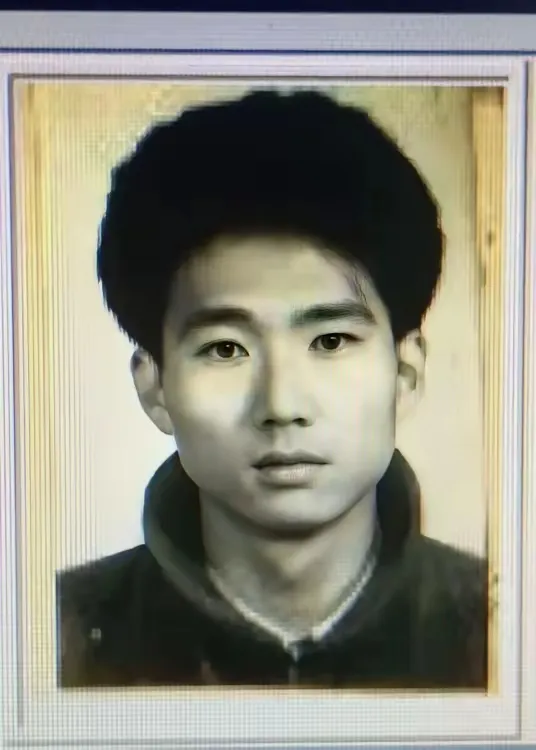 1995年他残忍杀害银行运钞人员，成功抢到1500万元现金，并且消失了二十二年，
