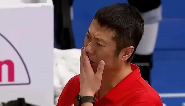 女排输球
赵勇甩锅
女排输球后赵勇表示：这场比赛，队员们缺乏经验不会改变手法，面