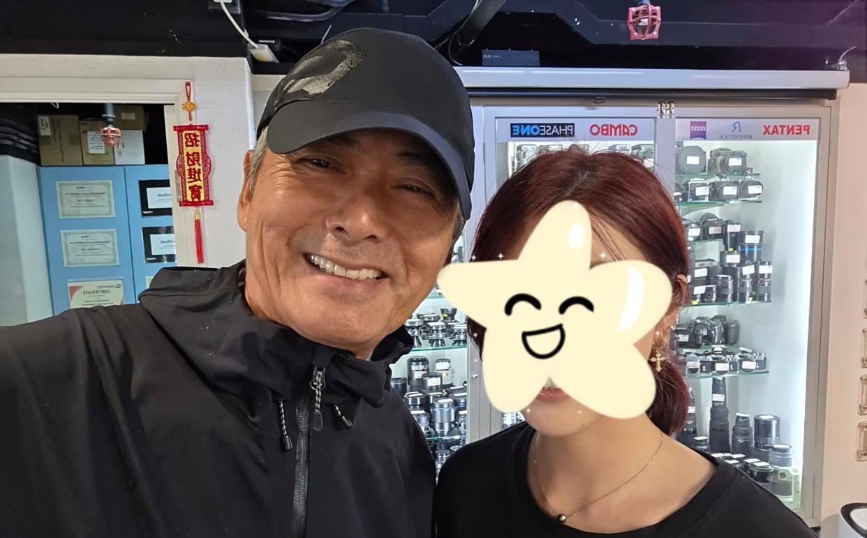 70岁周润发香港摄影馆给民众拍照！
发哥满头花白，却精神矍铄，一身休闲装扮格外接