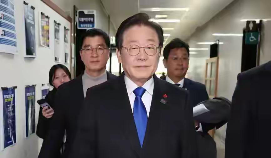 美给最低规格礼遇，李在明酸水往肚子里淹
8月24日，韩国总统李在明抵达华盛顿，开