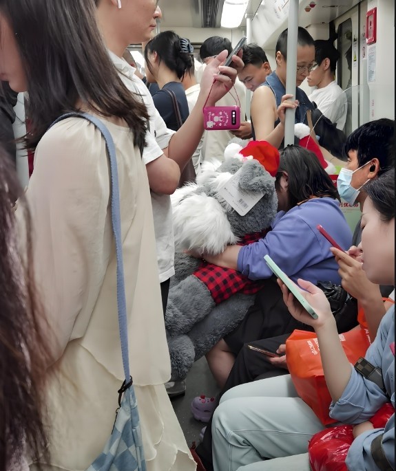 今天早上坐地铁真是让我反胃了，我估计今天的饭都吃不下去了。有一外国友人，手拉着上