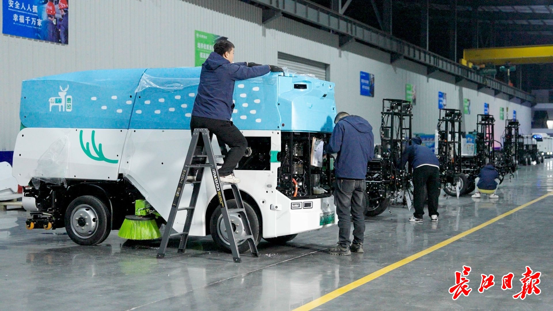 自如应对复杂天气，汉产“AI环卫工”批量上岗