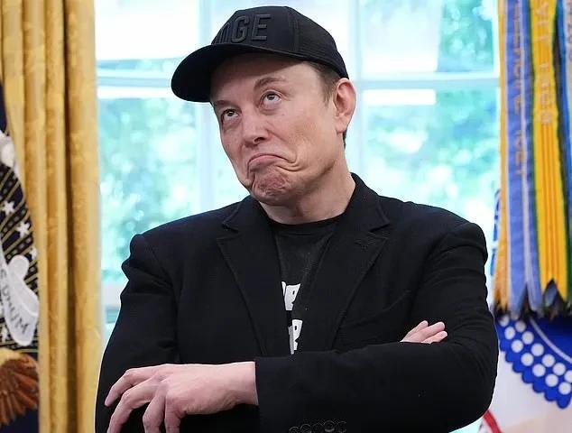 老特回应埃隆是最不受欢迎的公众人物。
据7月的新民调显示61%的美国人对他持负面