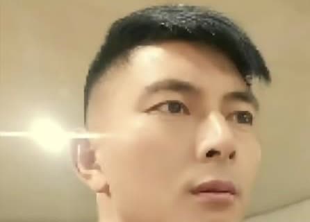 这名中年男子真的可惜了[流泪]太热天的好心给邻居帮忙扶方向盘，结果自己活活在车里