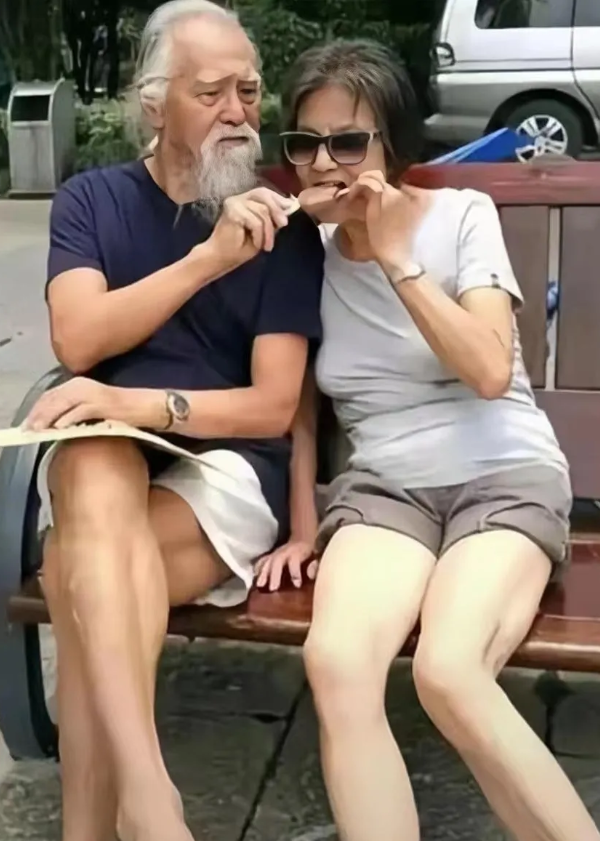 王德顺不但自己的精气神像年轻人，连他的太太保养的也像年轻人，不仔细看，还以为是一